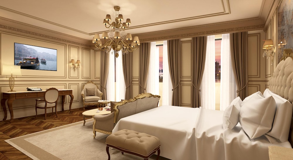 Deluxe Room, 1 Queen Bed, Non Smoking photo 1