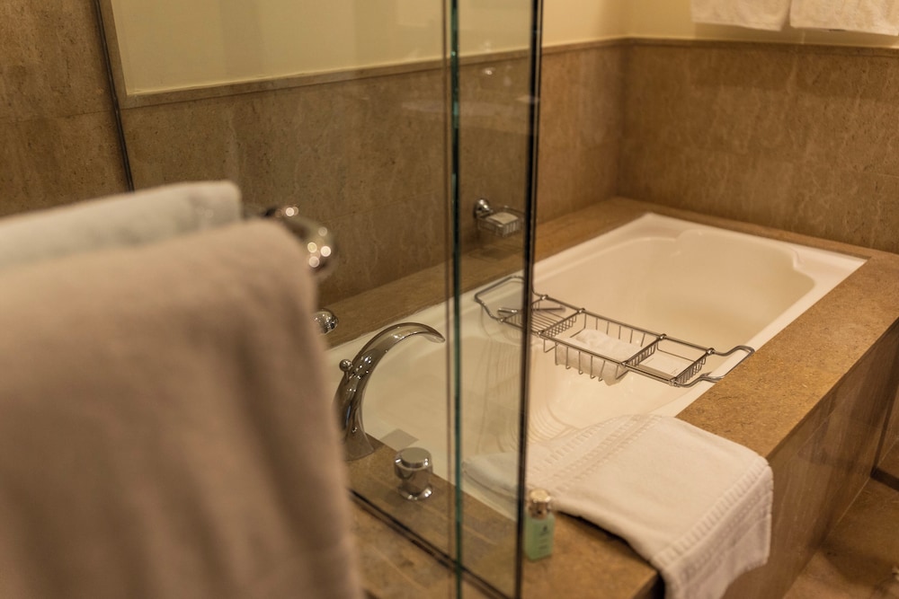 Four Bedroom Presidential Villa (Non Smoking) thumbnail 5