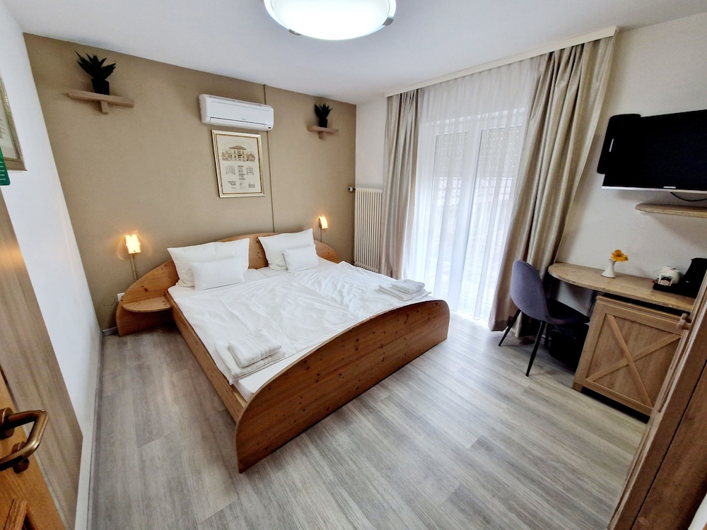Family Quadruple Room, Private Bathroom - Photo 1