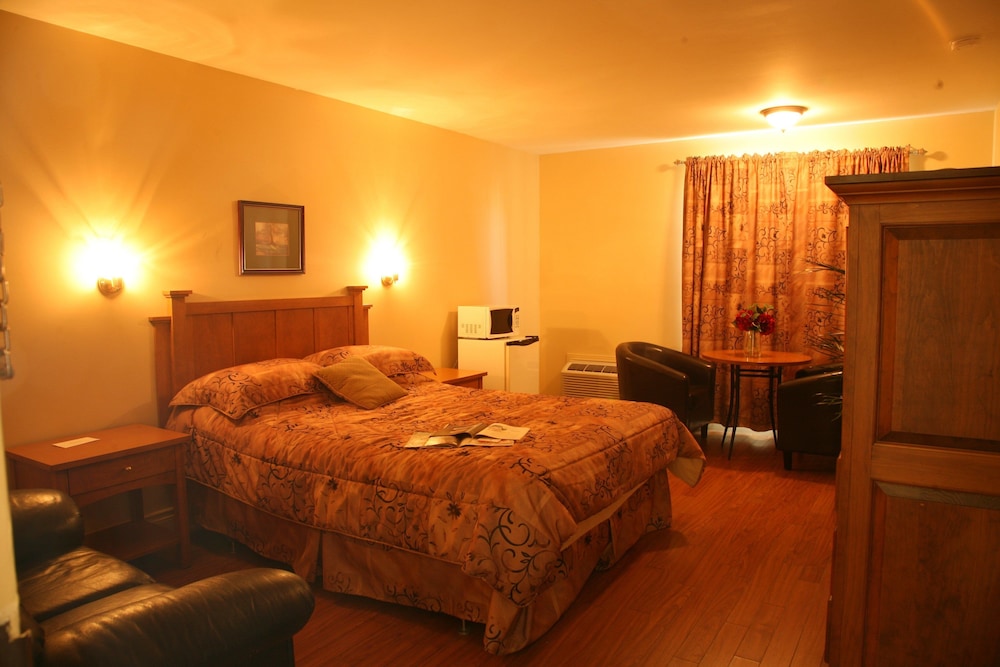 Standard Room, 1 Queen Bed (Hotel)