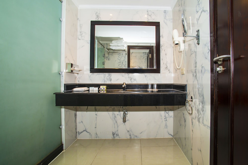 Standard Room, 3 Twin Beds, Pool View - Photo 2