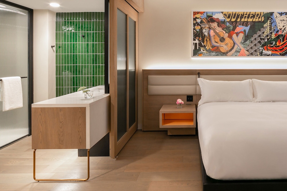 Standard Room, 1 King Bed, City View - Photo 6