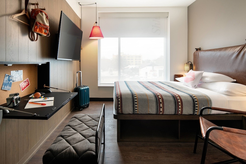Room, 1 Queen Bed (Mobility Accessible, Roll-in Shower) - Photo 1