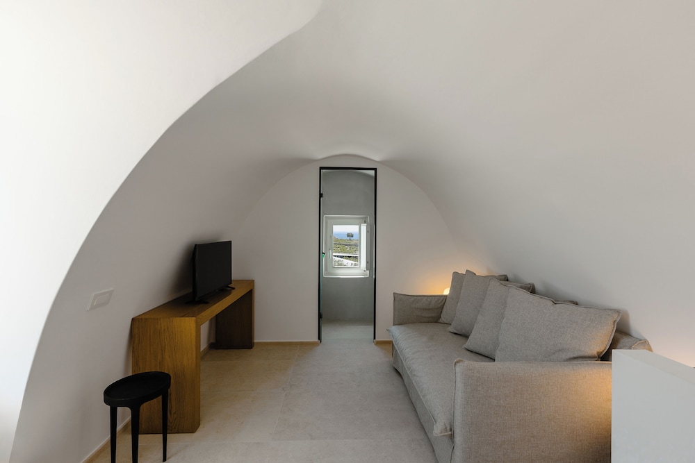 Elegant Suite with Private Infinity Pool & Heated Outdoor Jetted Tub - Caldera View