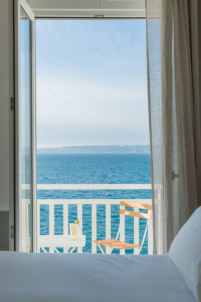 Deluxe Sea View photo 2