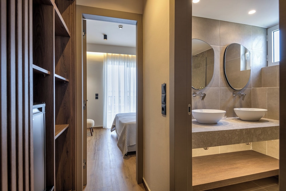 Deluxe Suite, Sea View - Photo 10