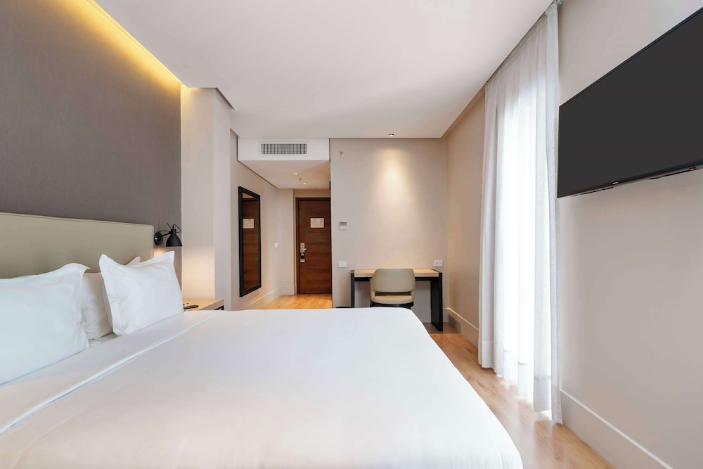 Room, 1 King Bed, Accessible (Mobility & Hearing, Roll-in Shower) photo 3