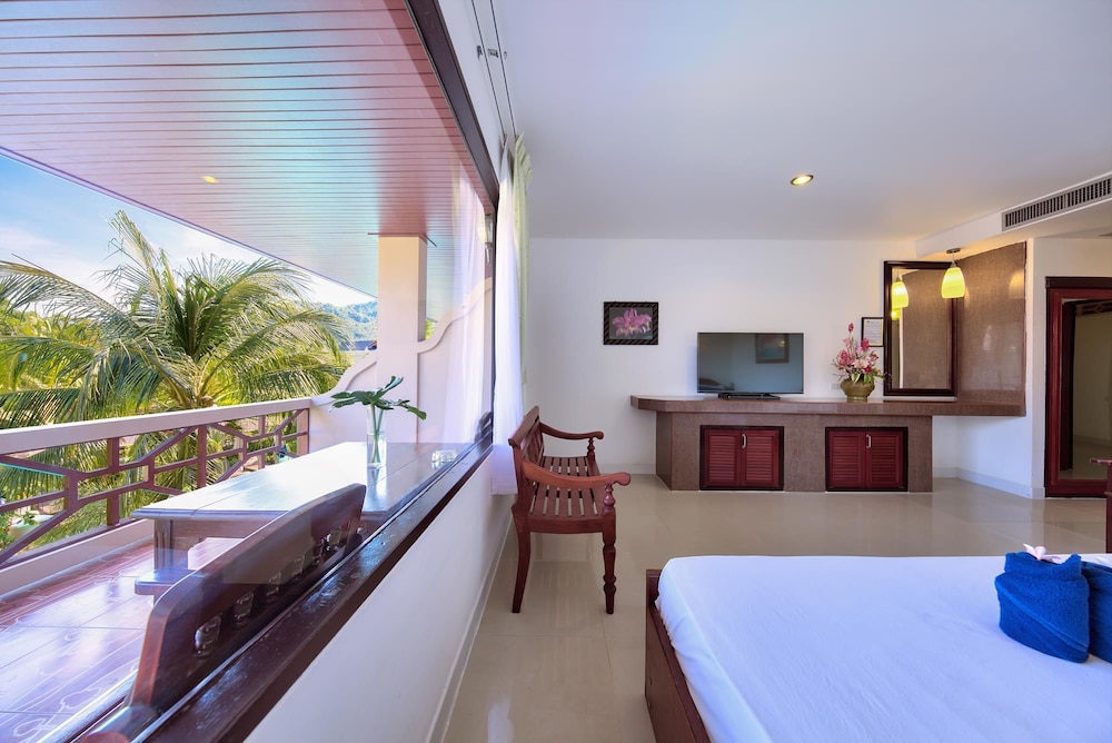 Deluxe Triple Room, Kitchen, Poolside photo 3