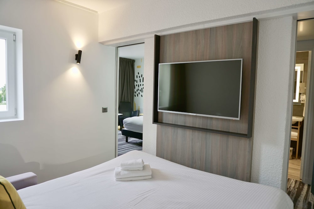 Suite, 1 Queen Bed with Sofa bed - Photo 5