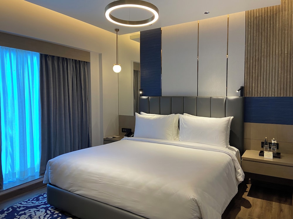 Executive Suite - Photo 6