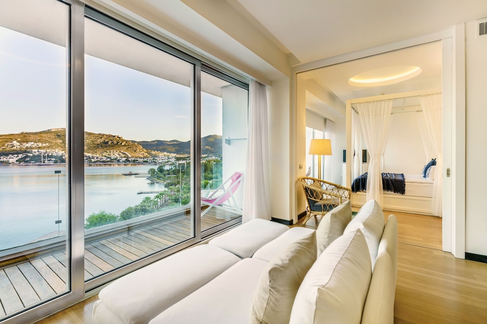 Grand Suite, 1 King Bed, Sea View photo 3
