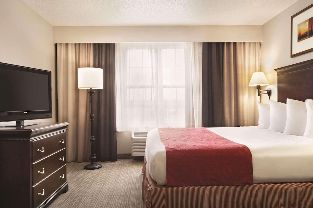 Suite, 1 King Bed, Non Smoking, Jetted Tub - Photo 1