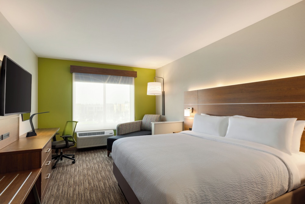 Standard Room, 1 King Bed, Roll-in Shower (Communications, Mobility) - Photo 2
