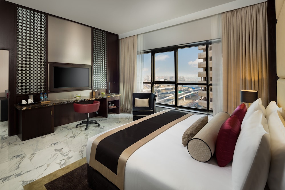 Executive Suite, 1 King Bed with Sofa bed, Balcony photo 3