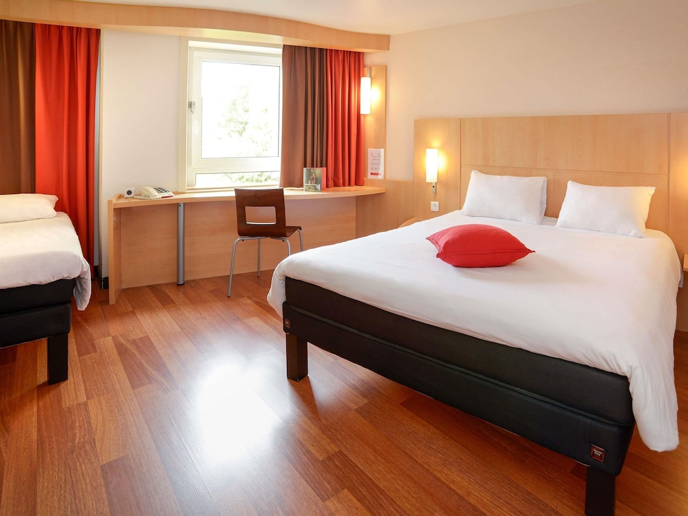 Accessible room with a double bed and a single bed - Photo 1