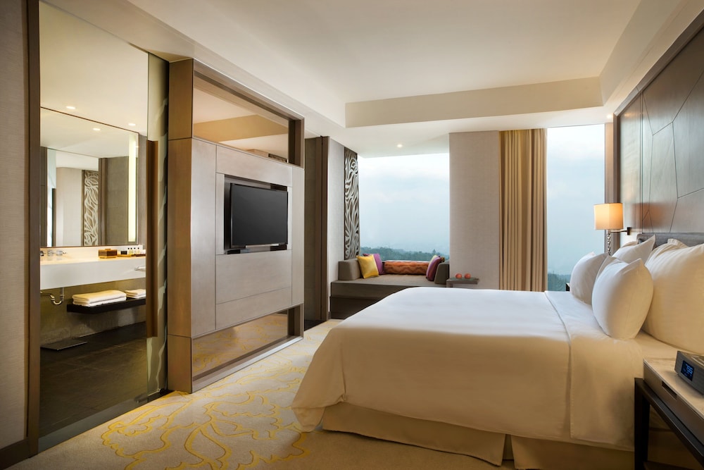 Premium Room, 1 King Bed, Club Lounge Access, Golf View