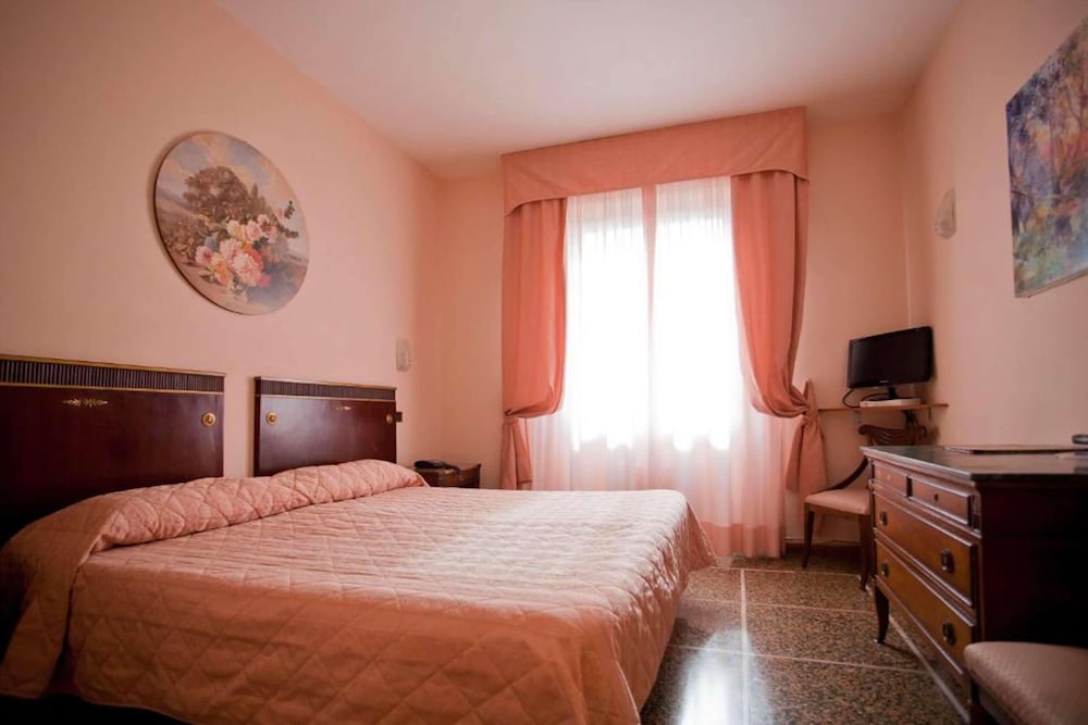 Economy Room - Photo 15