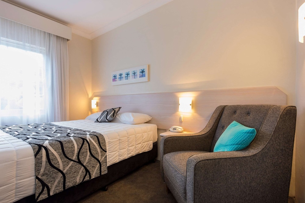 Standard Room, 1 Queen Bed - Photo 3