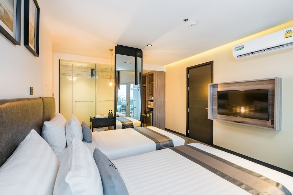 Superior Twin Room, Balcony, City View photo 3