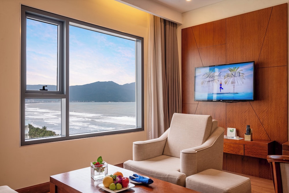 Family Room, Partial Ocean View - Photo 5