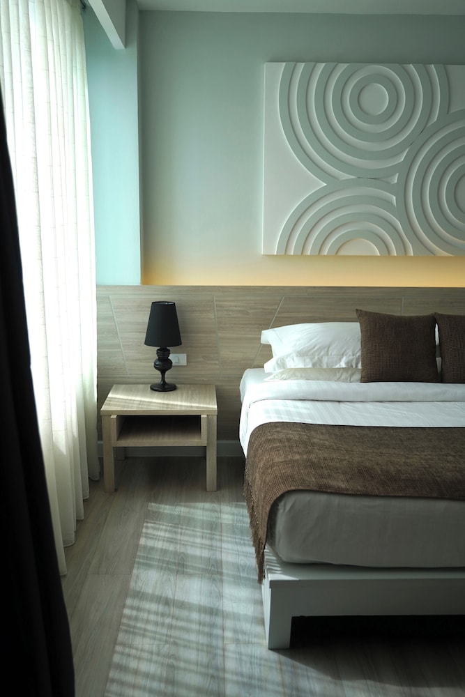 Deluxe Room, 1 Double Bed, Non Smoking, City View - Photo 2