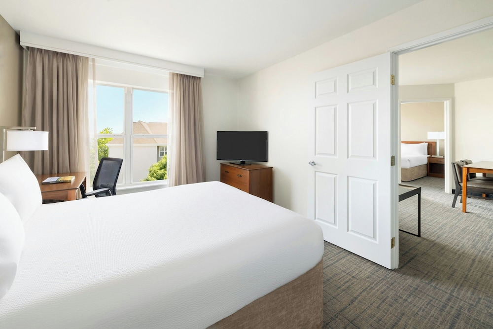 Suite, 2 Bedrooms (Mobility/Hearing Access, Roll-in Shwr), photo 6