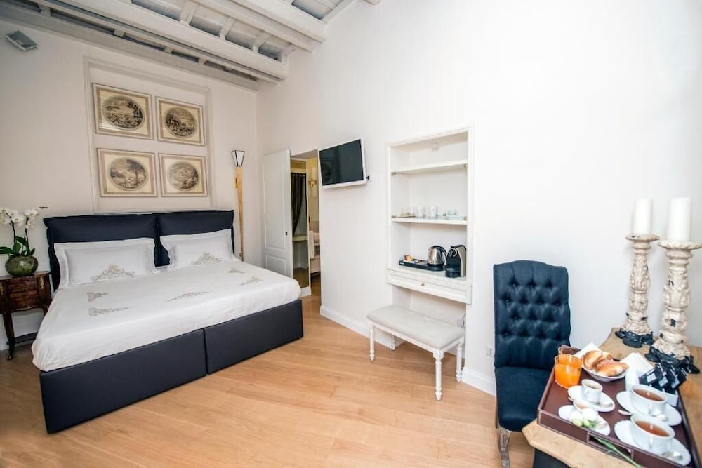 Luxury Room, 1 King Bed, Non Smoking, Private Bathroom