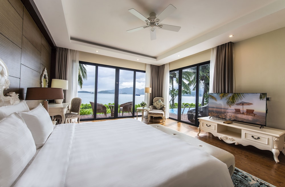 Two Bedrooms Villa Beachfront View - Private Pool - VinWonders Park Access