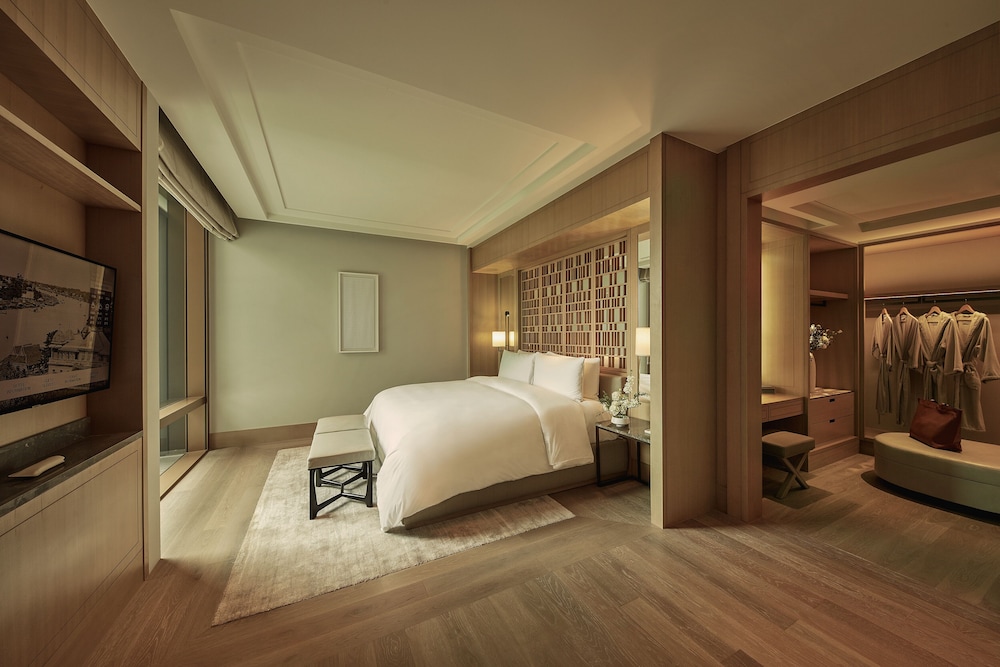 Suite, 1 King Bed (Courtyard)