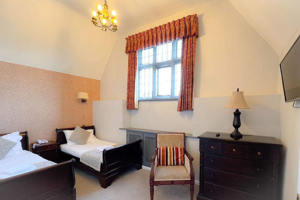 Family Room, Double Bed and 2 Twin Beds, no lift - Photo 4