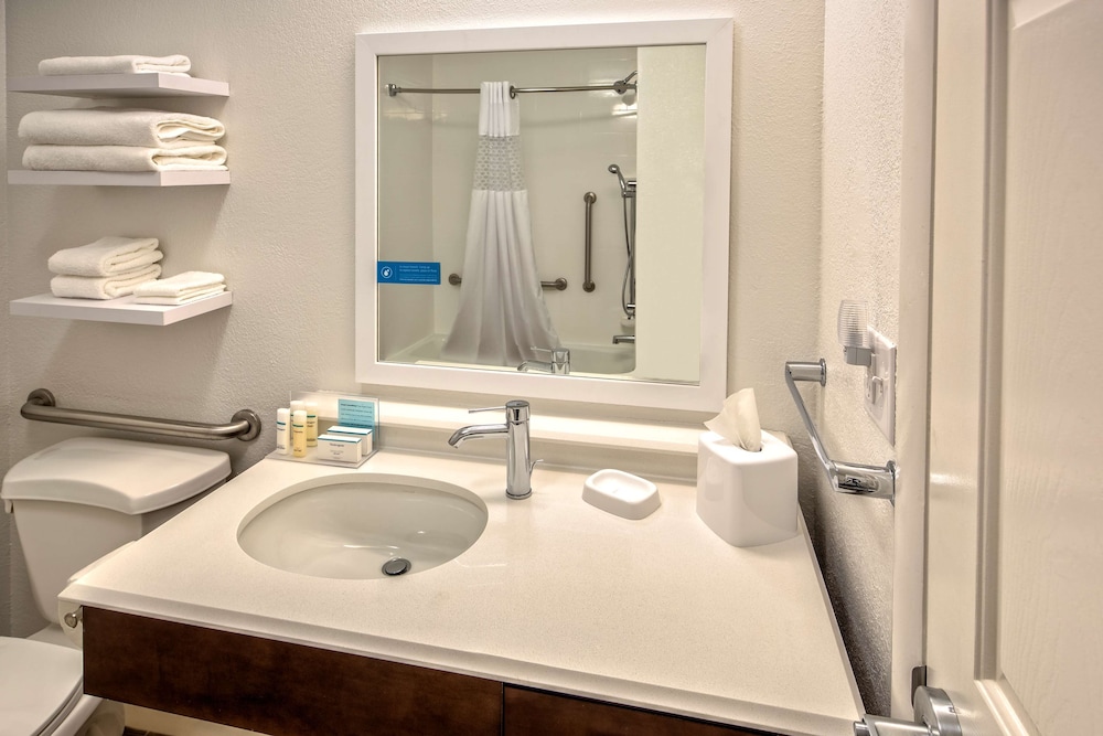 Room, 1 King Bed, Accessible, Bathtub - Photo 4