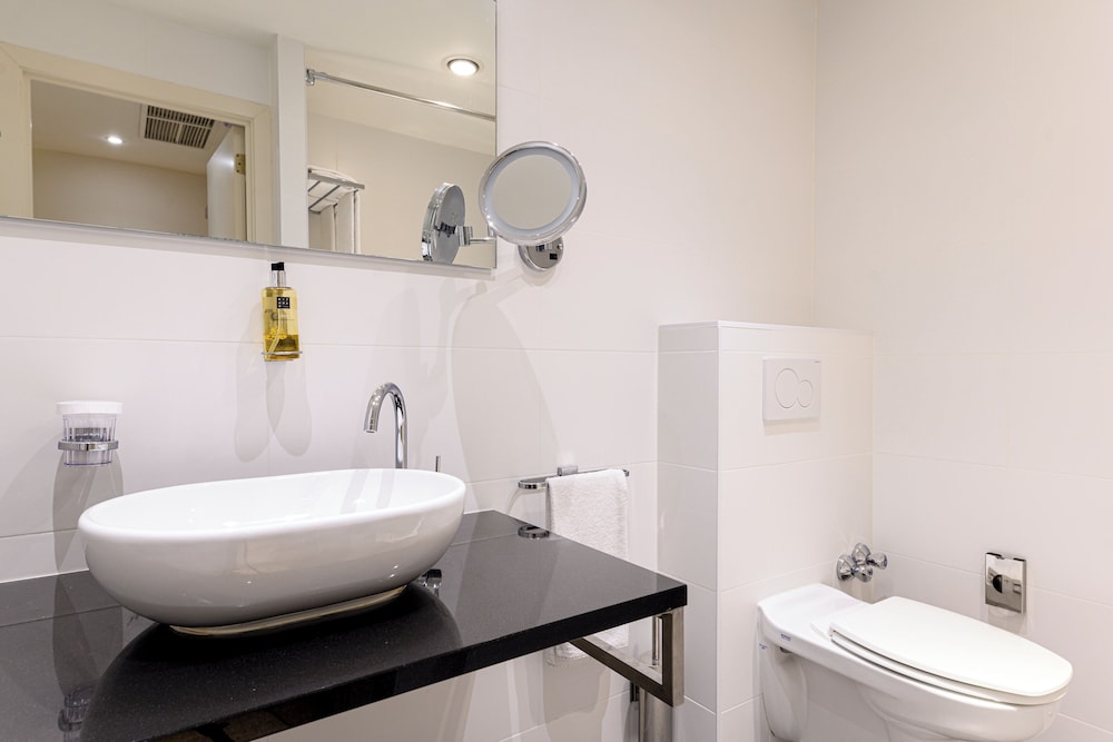 Standard Room, 1 King Bed, Balcony (Bath)