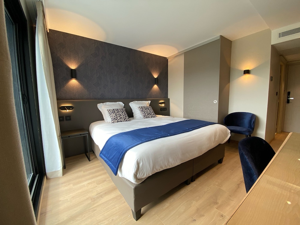 Deluxe Room, 1 King Bed, Non Smoking, Golf View (Twin bed on request) - Photo 1