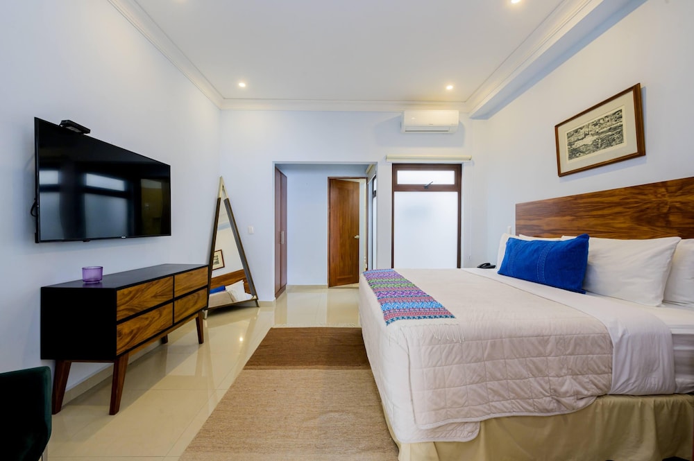 Junior Suite, 1 King Bed, Kitchenette photo 1