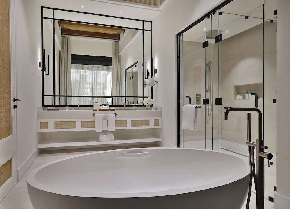 KING ACCESSIBLE JUNIOR SUITE W/ PRIVATE POOL - Photo 3