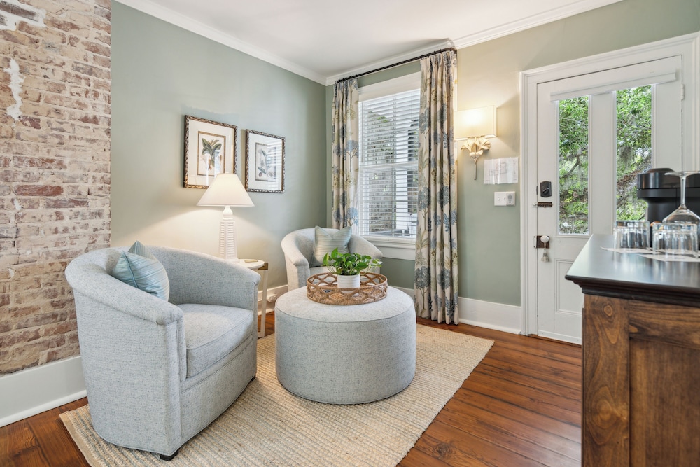Premium Room, 1 Queen Bed, Courtyard View (Not Pet Friendly) photo 2