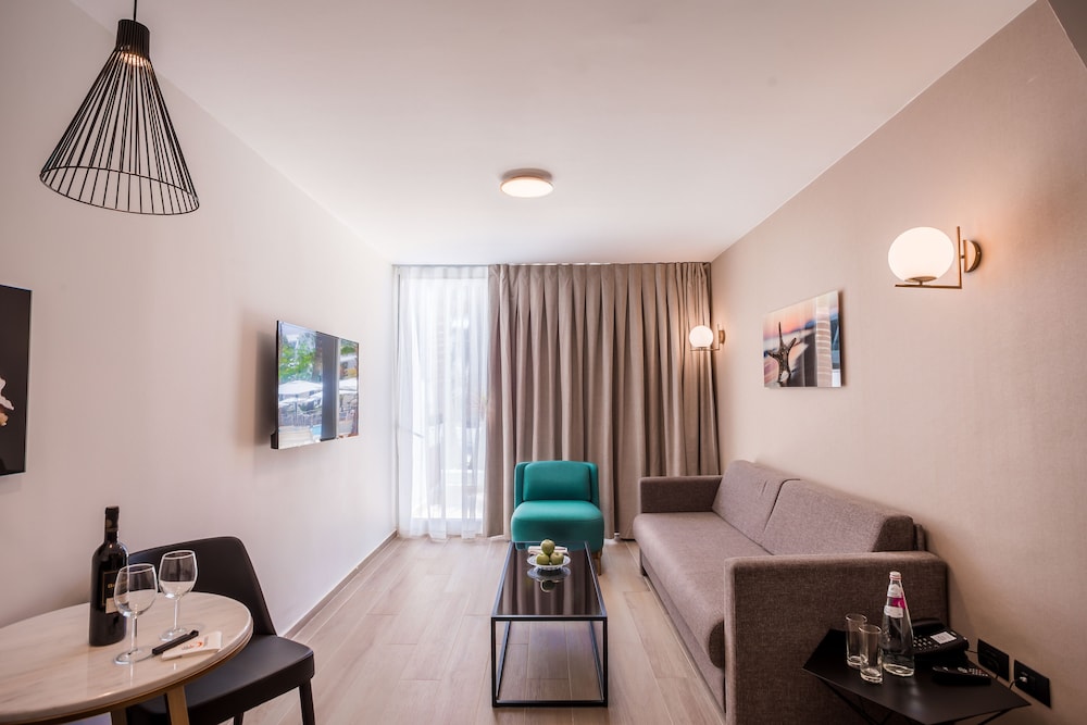 Junior Suite, Pool View, Garden Area photo 2