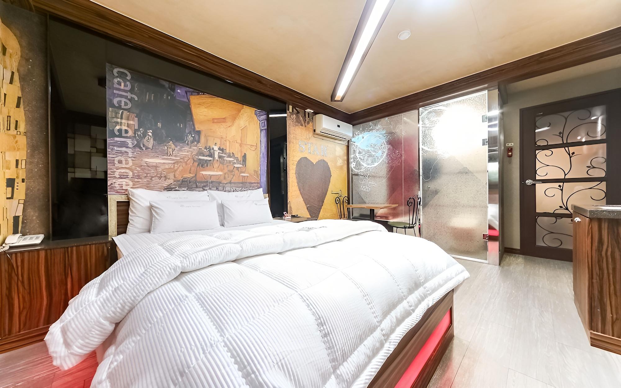 Room (Standard Room) - Photo 2