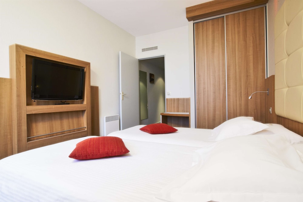 Standard Room, Multiple Beds - Photo 1