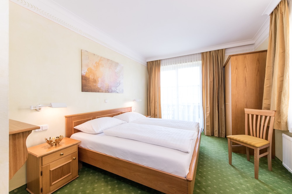 Basic Double Room, 1 Queen Bed, Balcony photo 3