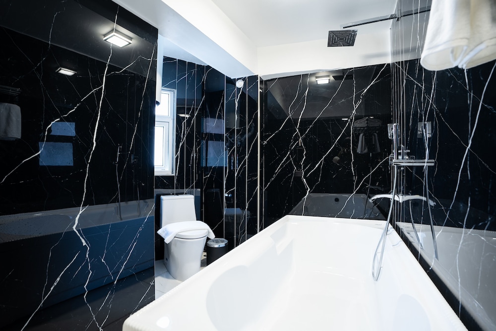 Premium Room with Bathtub - Photo 2