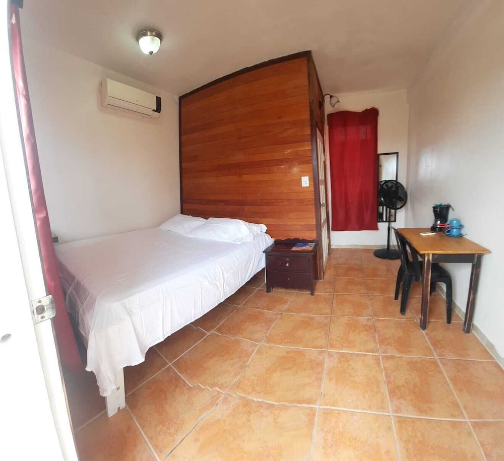 Basic Room, 1 Queen Bed