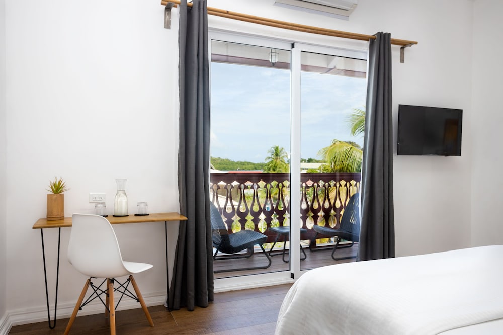 Double Room, 1 Queen Bed, Balcony, Sea View photo 3