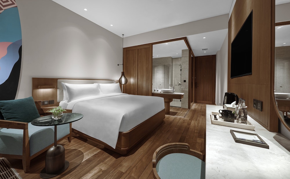 Premium Room, 1 King Bed, Balcony, Ocean View (Top Floor) - Photo 2