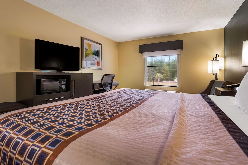 Standard Room, 1 King Bed, Non Smoking, Refrigerator & Microwave - Photo 3