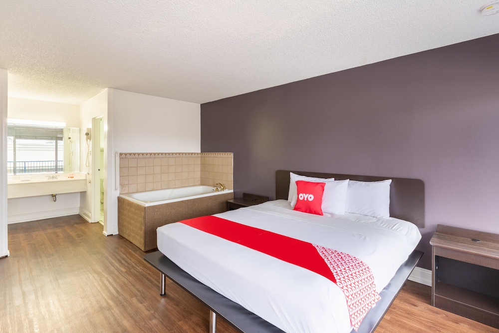 Premium Room, 1 King Bed, Jetted Tub photo 3
