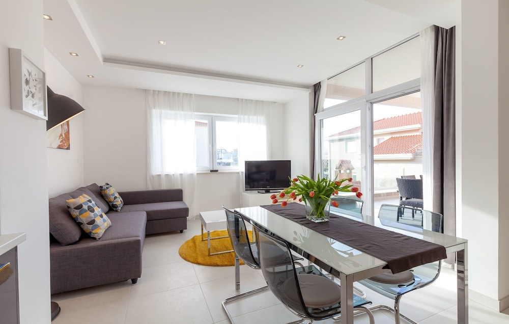 Family Apartment, 2 Bedrooms, Terrace, Pool View