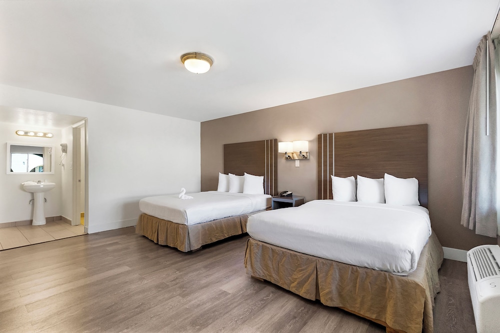 Standard Room, 2 Queen Beds, Non Smoking - Photo 1