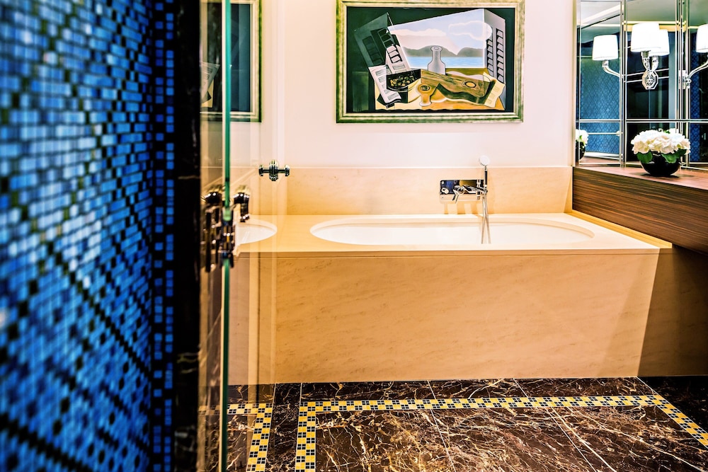 Macassar Suite thumbnail 6