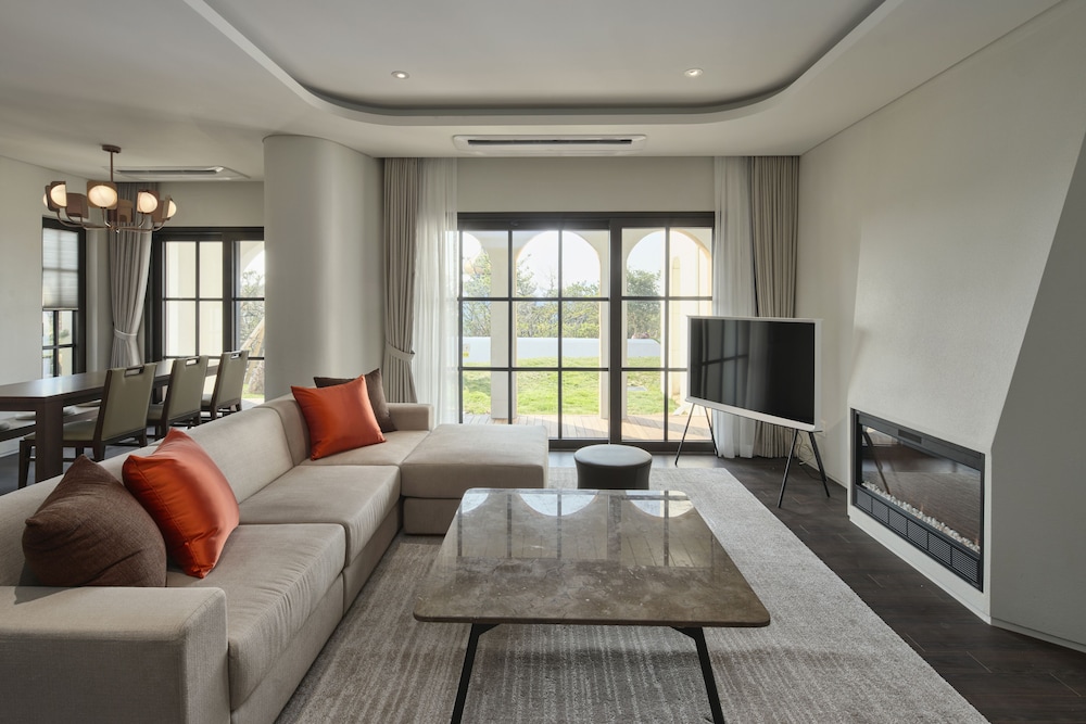 [Breakfast PKG] Deluxe Suite + Breakfast for 2 + 2 Park Ticket (During One Stay) - Photo 8